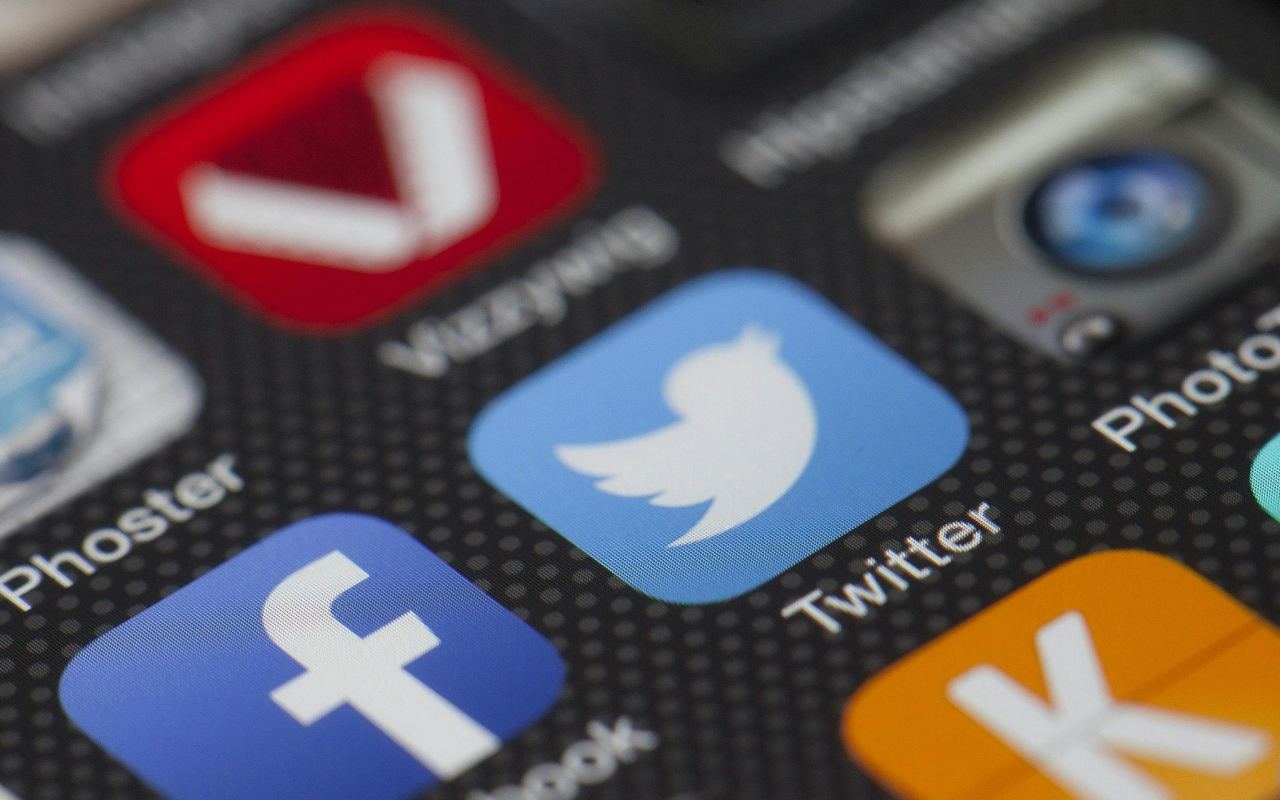 Ikonice dru�tvenih mre�a na ekranu mobilnog telefona