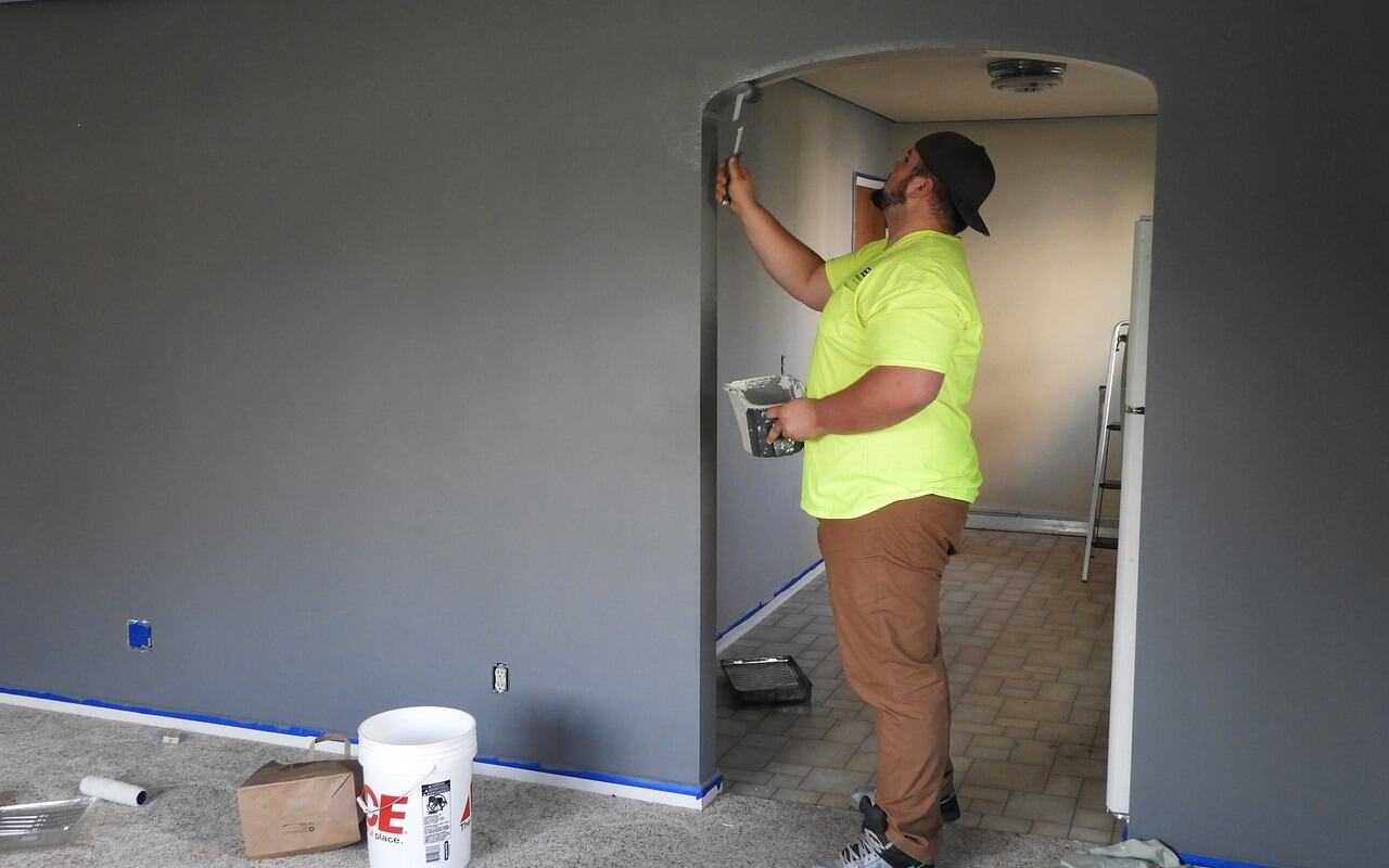 Majstor kreči zidove u kući