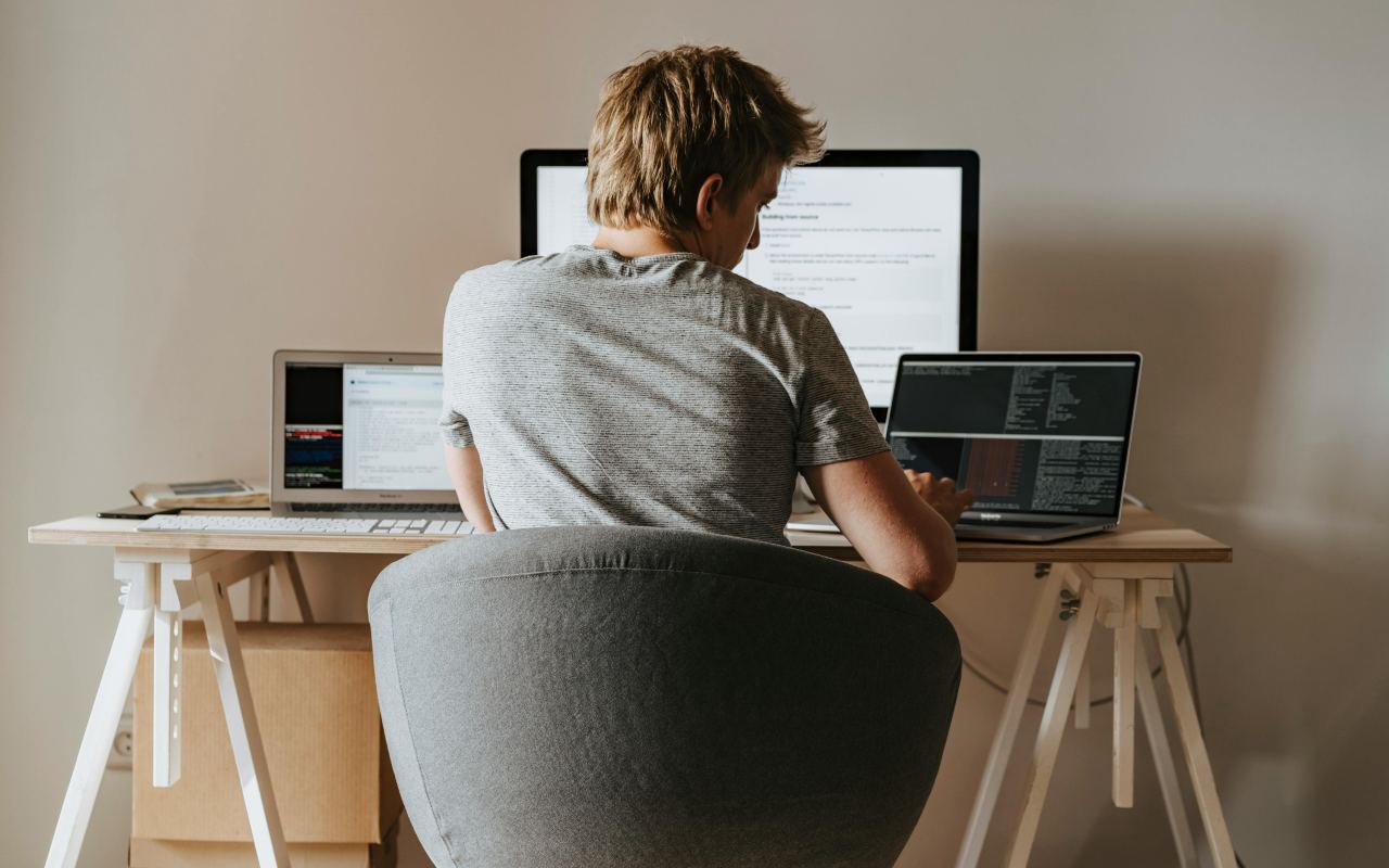 Programer radi od kuće