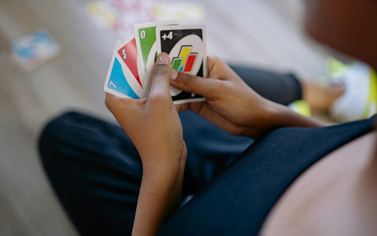 Osoba drži karte za uno